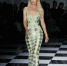 53-летняя модель Клаудия Шиффер завершила показ Versace на Неделе моды в Милане - Молва