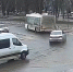Женщина выпала из автобуса, прислонившись к стеклу на двери - Zebra-TV.Ru