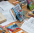 читатели читают книги за столом - Научная библиотека