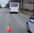 В мужчину на остановке прилетел камень из-под колеса автобуса - Zebra-TV.Ru