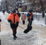 Во Владимире рабочие вручную расчищают остановки от плотного снега и наледи - PRO Город Владимир