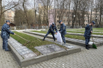 Сотрудники территориального ведомства также организовали уборку мест воинских захоронений и возложили цветы к мемориалам Великой Отечественной войны Владимира и Владимирской области.