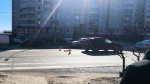 На пешеходном переходе под колеса авто попала девушка на арендованном самокате